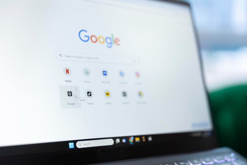 Google-hakukone avoinna kannettavan tietokoneen selaimessa