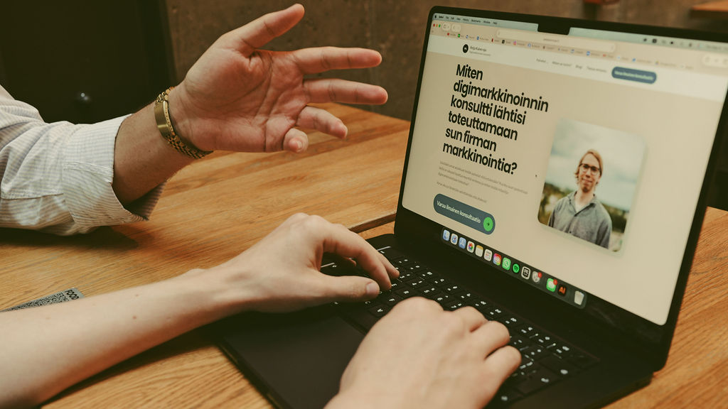 SEO asiantunija Petja Kaivo-oja esittelee verkkosivujaan asiakkaalle